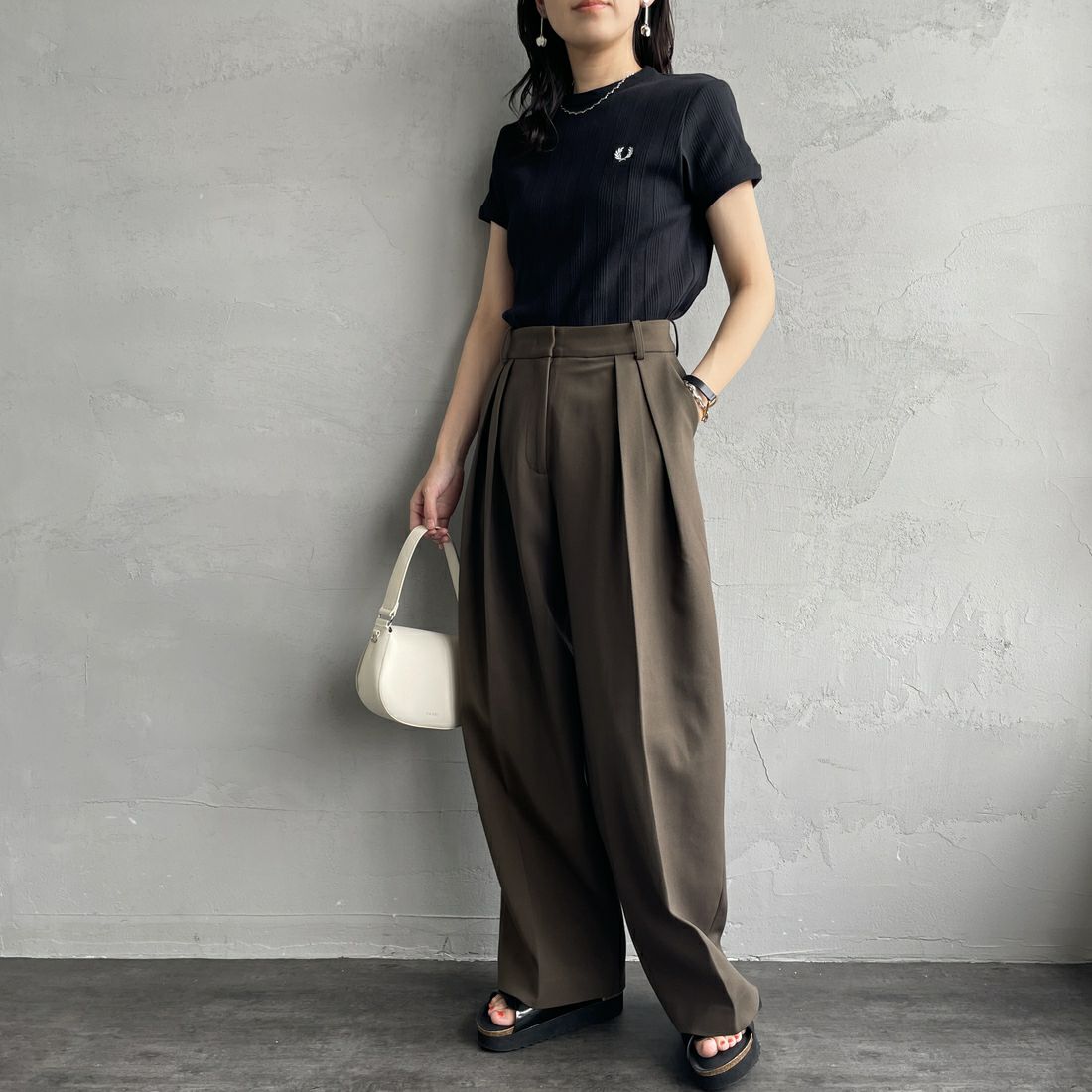 FRED PERRY [フレッドペリー] 別注 ランダムリブ ワンポイントロゴ刺繍 リンガーTシャツ [FPW-25S-012-JF] BLK/BLK &&モデル身長：160cm 着用サイズ：8&&