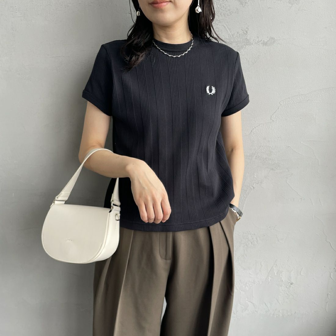 FRED PERRY [フレッドペリー] 別注 ランダムリブ ワンポイントロゴ刺繍 リンガーTシャツ [FPW-25S-012-JF] BLK/BLK &&モデル身長：160cm 着用サイズ：8&&
