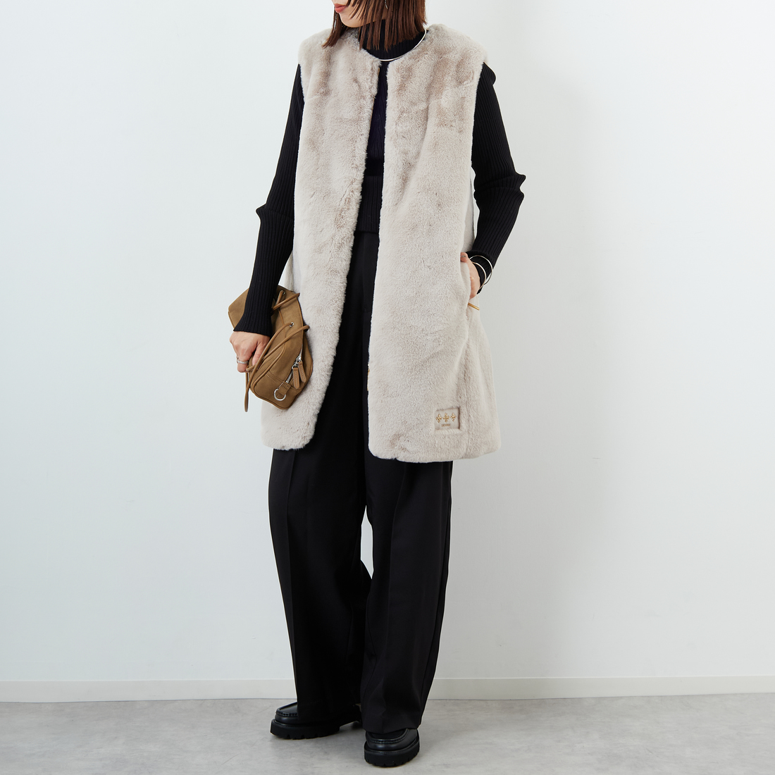 TATRAS [タトラス] POLLINA ボアベスト [LJXA0362033588] L.GRAY &&モデル身長：159cm 着用サイズ：2&&