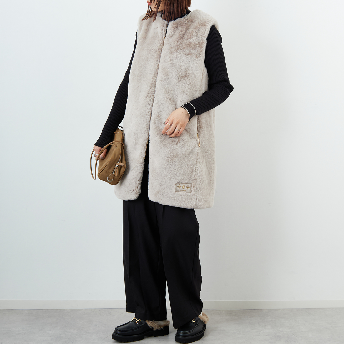 TATRAS [タトラス] POLLINA ボアベスト [LJXA0362033588] L.GRAY &&モデル身長：159cm 着用サイズ：2&&