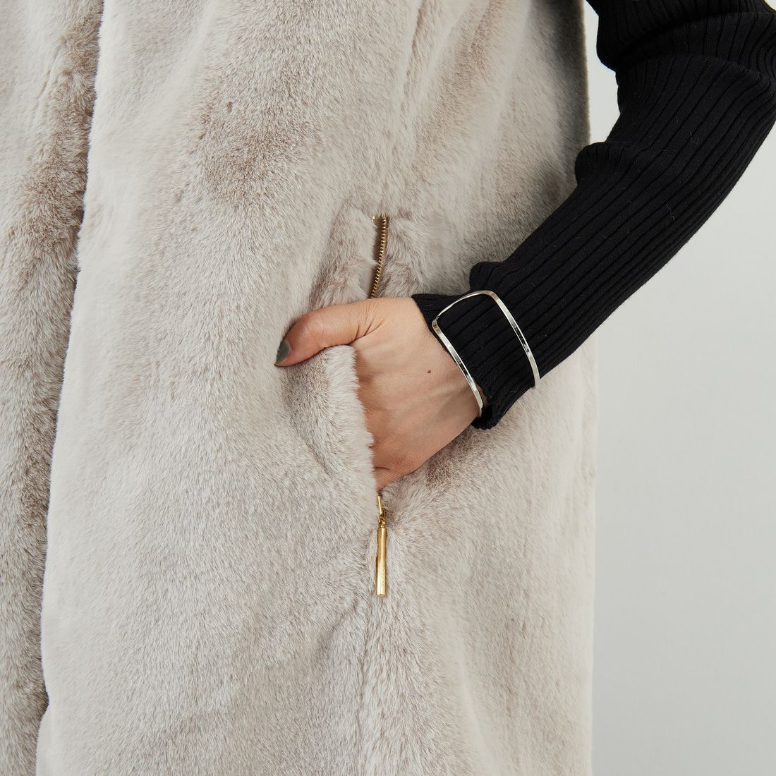 TATRAS [タトラス] POLLINA ボアベスト [LJXA0362033588] L.GRAY &&モデル身長：159cm 着用サイズ：2&&