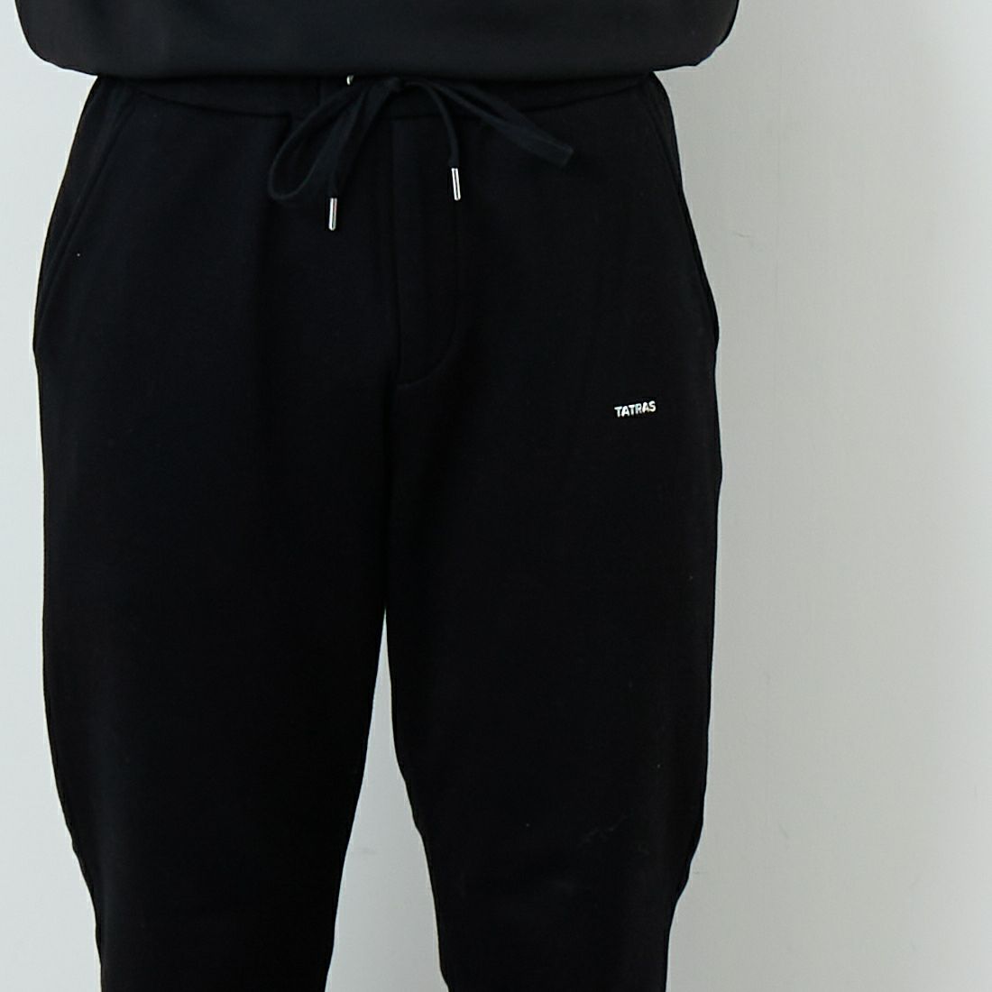 TATRAS [タトラス] FOLMIDO スウェットパンツ [MJXA0048103588] BLACK &&モデル身長：179cm 着用サイズ：3&&