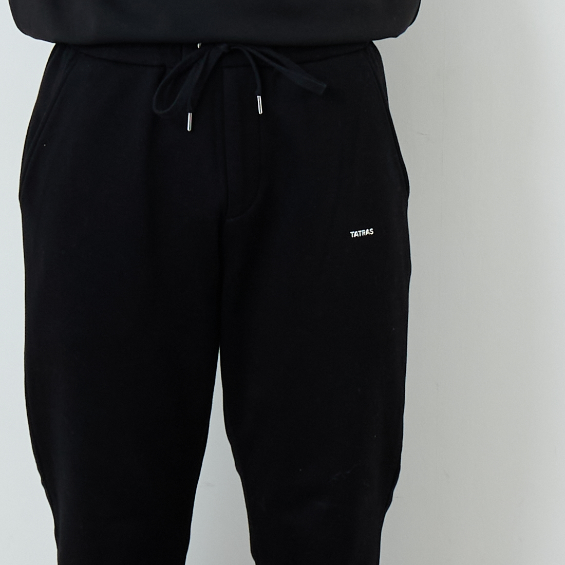 TATRAS [タトラス] FOLMIDO スウェットパンツ [MJXA0048103588] BLACK &&モデル身長：179cm 着用サイズ：3&&