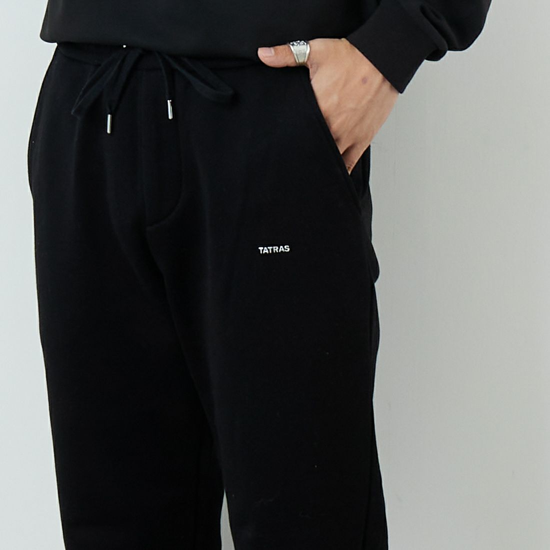 TATRAS [タトラス] FOLMIDO スウェットパンツ [MJXA0048103588] BLACK &&モデル身長：179cm 着用サイズ：3&&