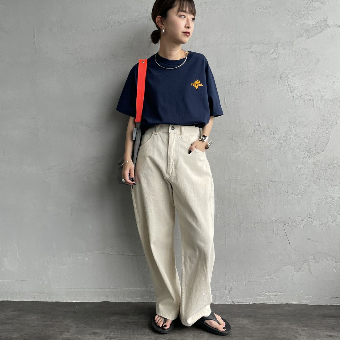 The Endless Summer [エンドレスサマー] 別注 ワンポイントBUHIフロッキープリントTシャツ [FH-25574516-JF] NAVY &&モデル身長：150cm 着用サイズ：S&&