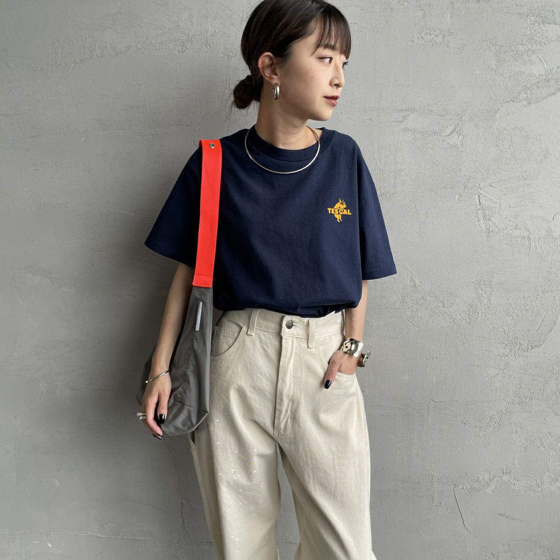 The Endless Summer [エンドレスサマー] 別注 ワンポイントBUHIフロッキープリントTシャツ [FH-25574516-JF] NAVY &&モデル身長：150cm 着用サイズ：S&&
