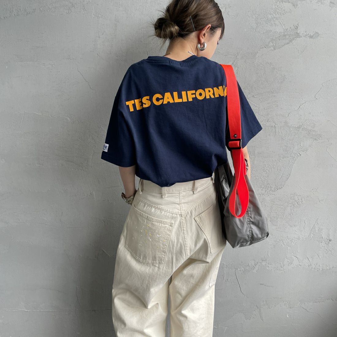 The Endless Summer [エンドレスサマー] 別注 ワンポイントBUHIフロッキープリントTシャツ [FH-25574516-JF] NAVY &&モデル身長：150cm 着用サイズ：S&&
