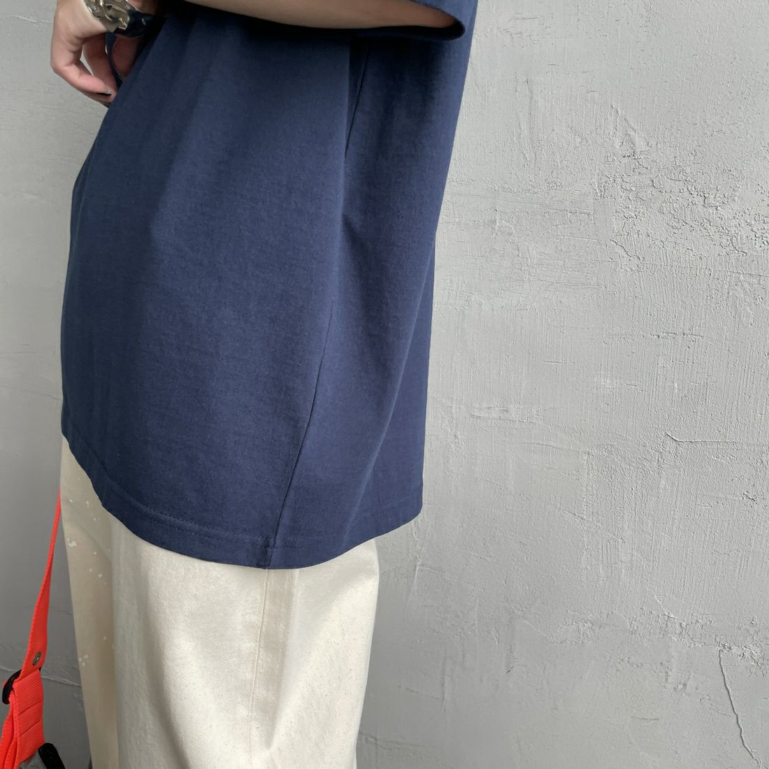 The Endless Summer [エンドレスサマー] 別注 ワンポイントBUHIフロッキープリントTシャツ [FH-25574516-JF] NAVY &&モデル身長：150cm 着用サイズ：S&&