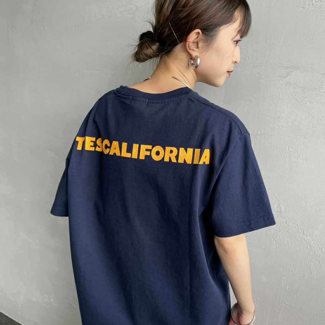 The Endless Summer [エンドレスサマー] 別注 ワンポイントBUHIフロッキープリントTシャツ [FH-25574516-JF] NAVY &&モデル身長：150cm 着用サイズ：S&&