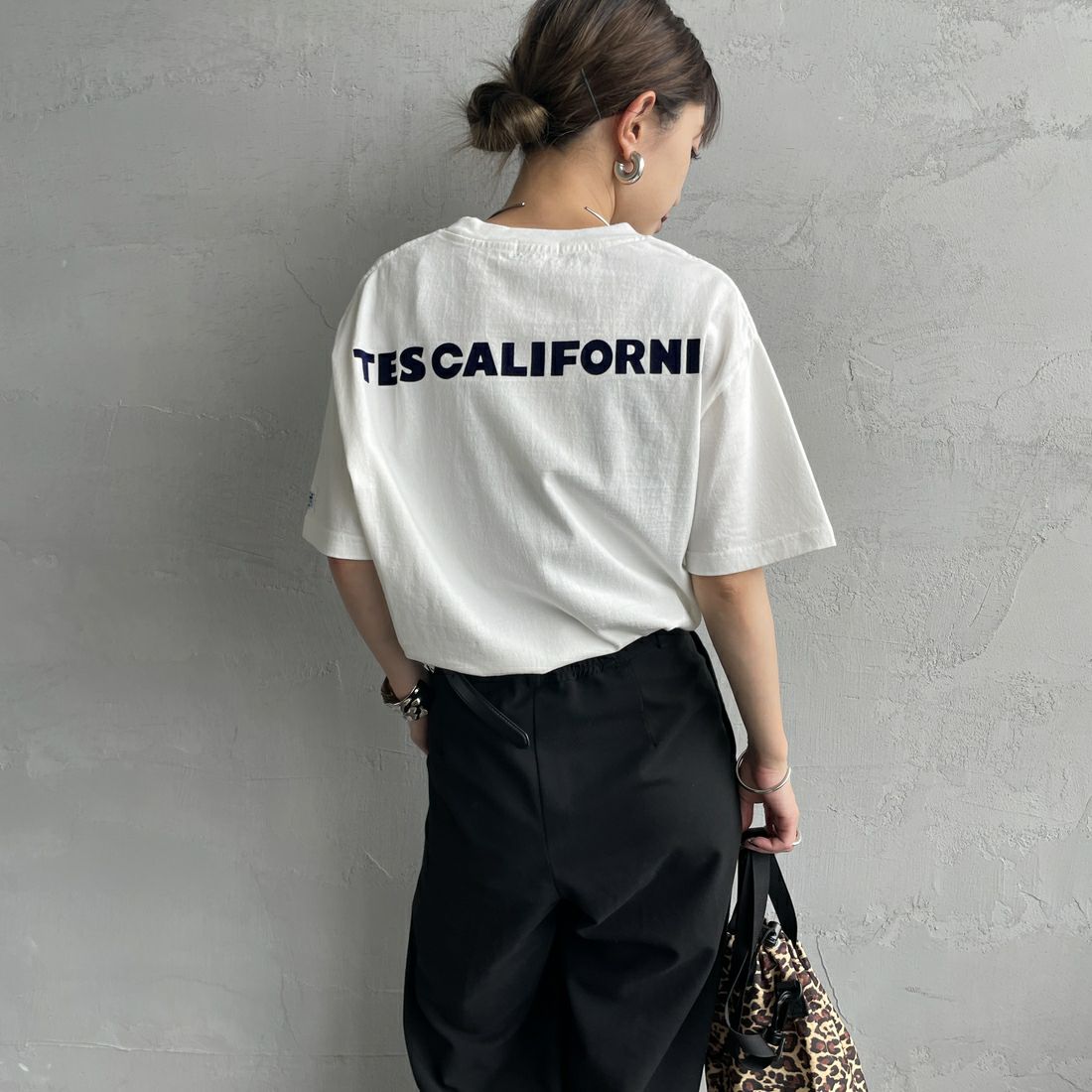 The Endless Summer [エンドレスサマー] 別注 ワンポイントBUHIフロッキープリントTシャツ [FH-25574516-JF] WHITE &&モデル身長：150cm 着用サイズ：S&&