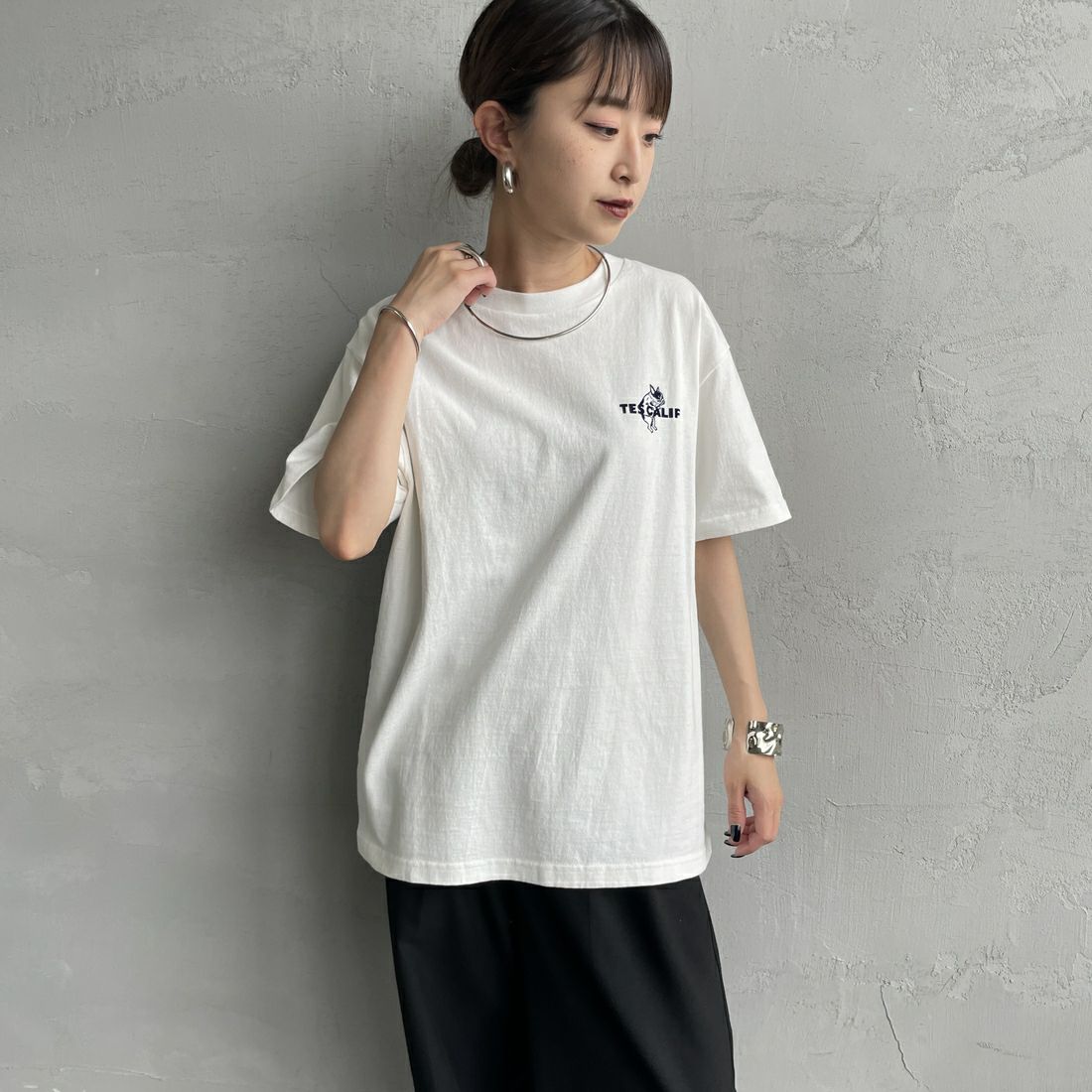 The Endless Summer [エンドレスサマー] 別注 ワンポイントBUHIフロッキープリントTシャツ [FH-25574516-JF] WHITE &&モデル身長：150cm 着用サイズ：S&&