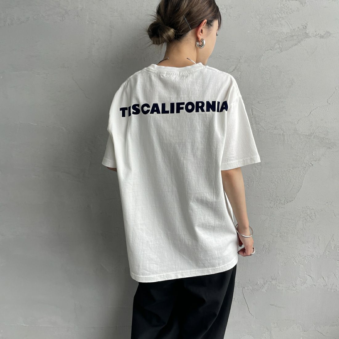 The Endless Summer [エンドレスサマー] 別注 ワンポイントBUHIフロッキープリントTシャツ [FH-25574516-JF] WHITE &&モデル身長：150cm 着用サイズ：S&&