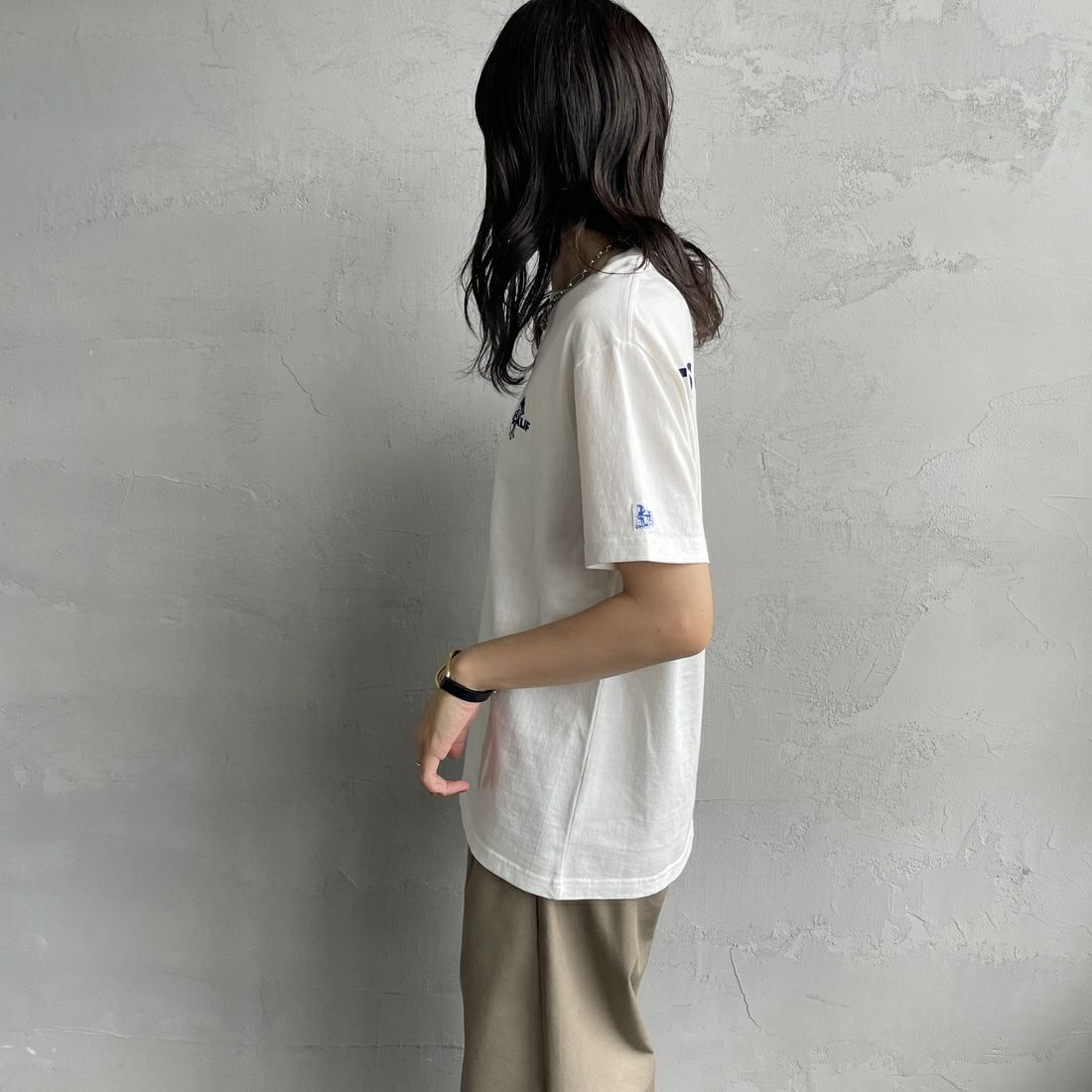 The Endless Summer [エンドレスサマー] 別注 ワンポイントBUHIフロッキープリントTシャツ [FH-25574516-JF] WHITE &&モデル身長：160cm 着用サイズ：S&&