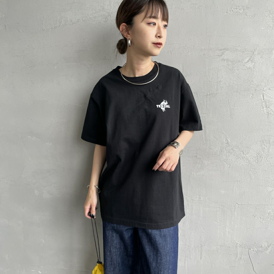 The Endless Summer [エンドレスサマー] 別注 ワンポイントBUHIフロッキープリントTシャツ [FH-25574516-JF] BLACK &&モデル身長：150cm 着用サイズ：S&&