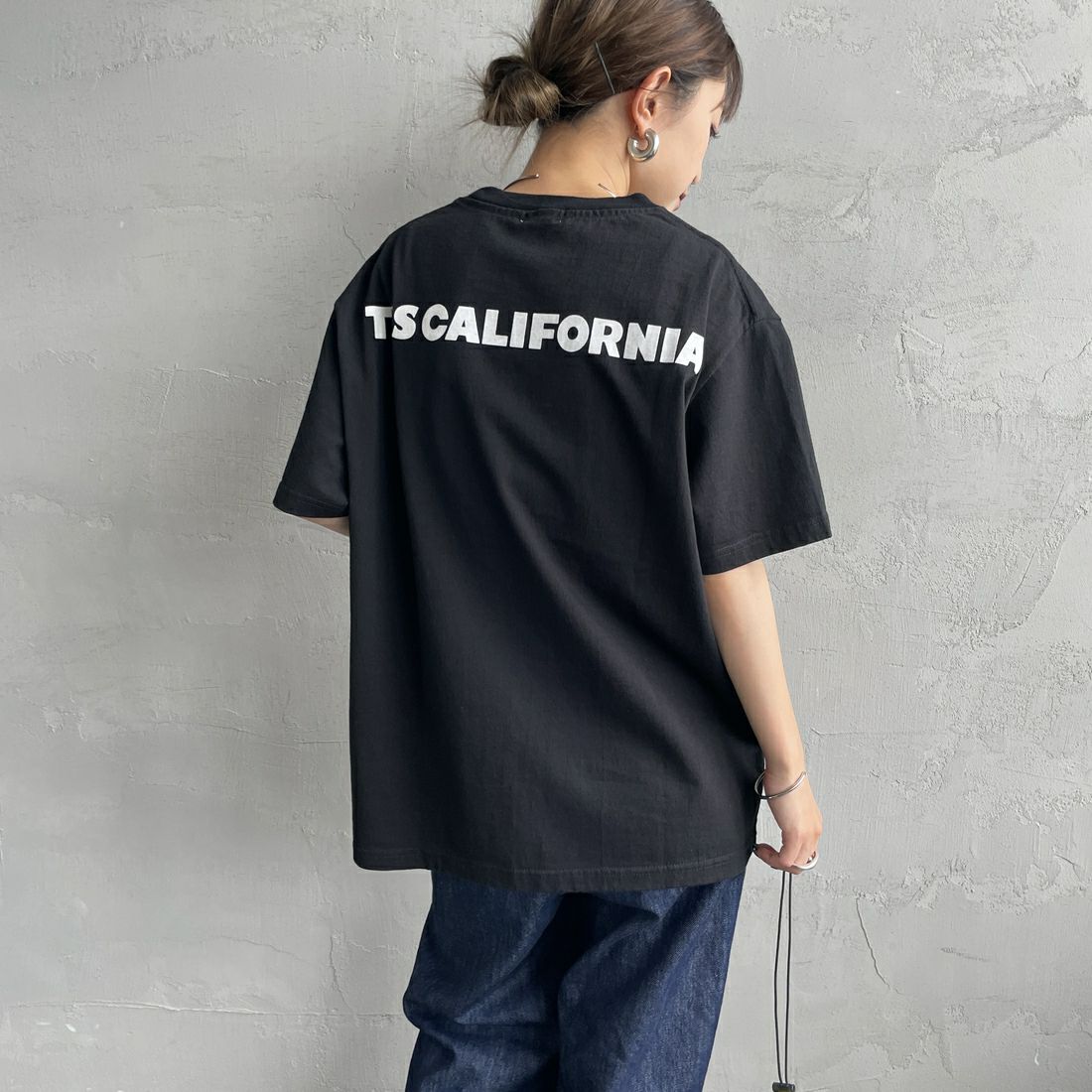 The Endless Summer [エンドレスサマー] 別注 ワンポイントBUHIフロッキープリントTシャツ [FH-25574516-JF] BLACK &&モデル身長：150cm 着用サイズ：S&&
