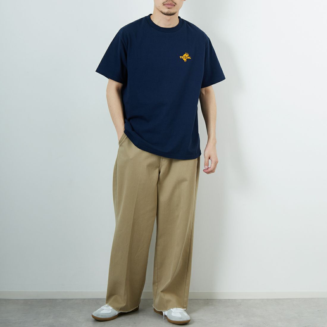 The Endless Summer [エンドレスサマー] 別注 ワンポイントBUHIフロッキープリントTシャツ [FH-25574516-JF] NAVY &&モデル身長：168cm 着用サイズ：L&&