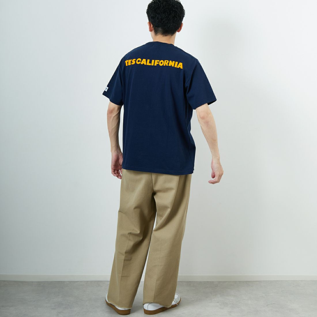 The Endless Summer [エンドレスサマー] 別注 ワンポイントBUHIフロッキープリントTシャツ [FH-25574516-JF] NAVY &&モデル身長：168cm 着用サイズ：L&&