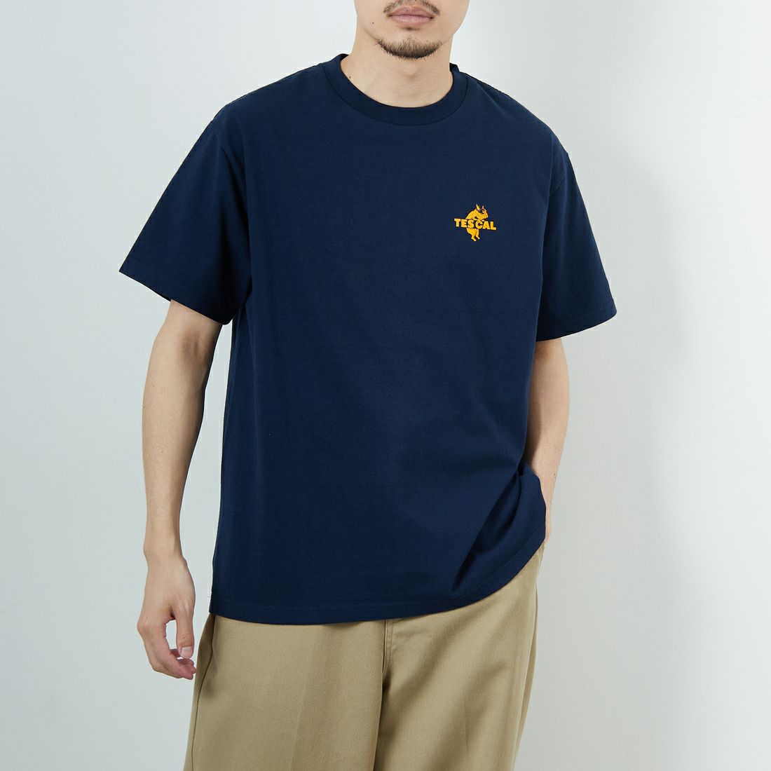 The Endless Summer [エンドレスサマー] 別注 ワンポイントBUHIフロッキープリントTシャツ [FH-25574516-JF] NAVY &&モデル身長：168cm 着用サイズ：L&&