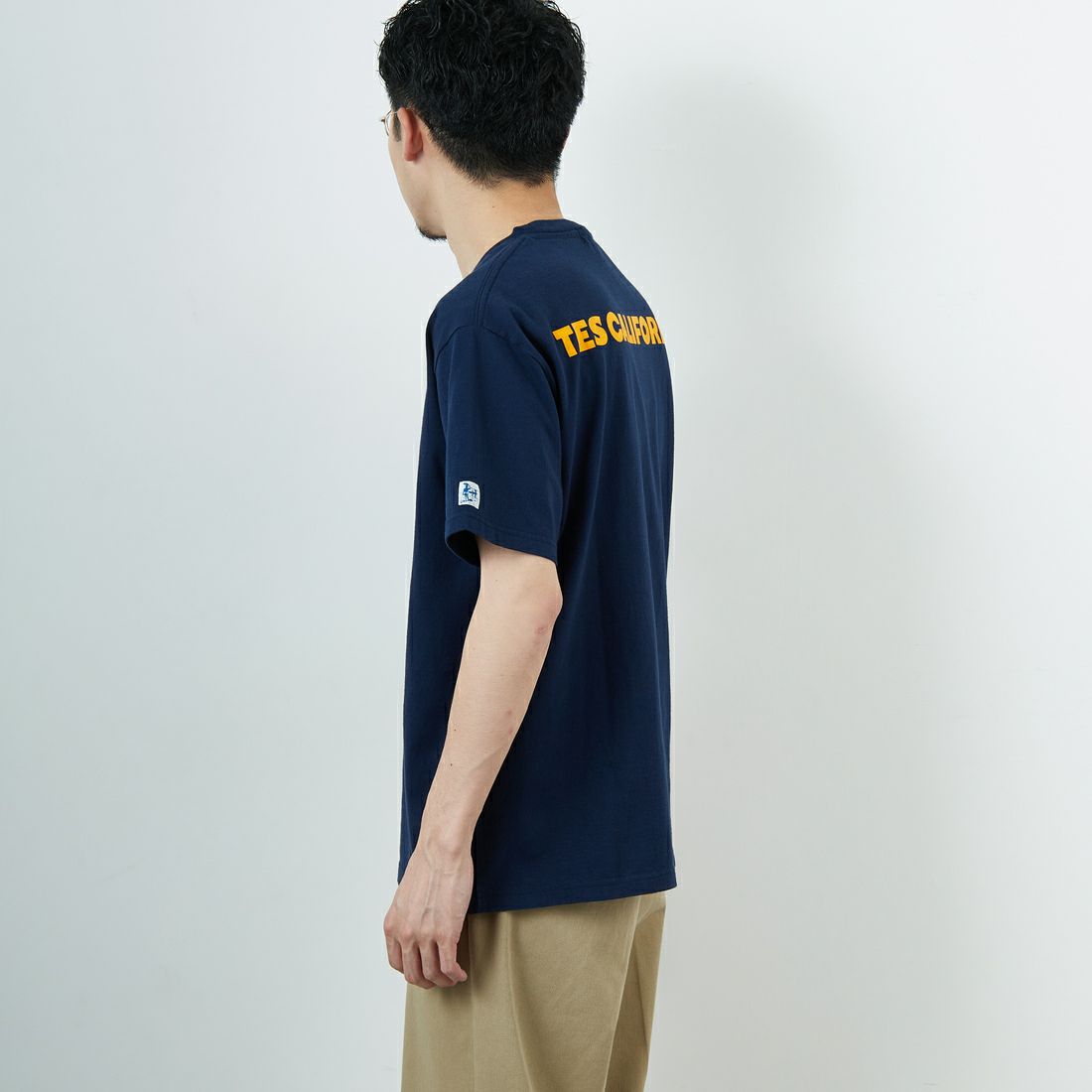 The Endless Summer [エンドレスサマー] 別注 ワンポイントBUHIフロッキープリントTシャツ [FH-25574516-JF] NAVY &&モデル身長：168cm 着用サイズ：L&&