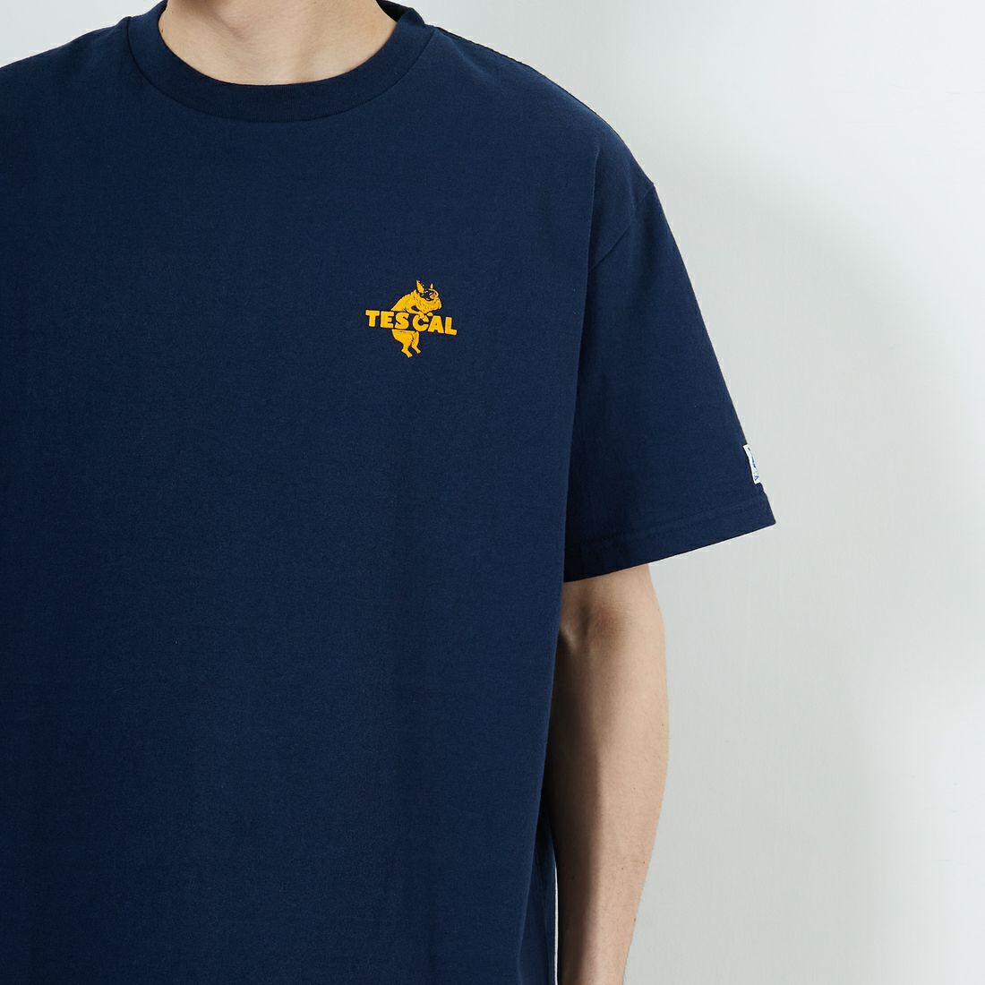 The Endless Summer [エンドレスサマー] 別注 ワンポイントBUHIフロッキープリントTシャツ [FH-25574516-JF] NAVY &&モデル身長：168cm 着用サイズ：L&&