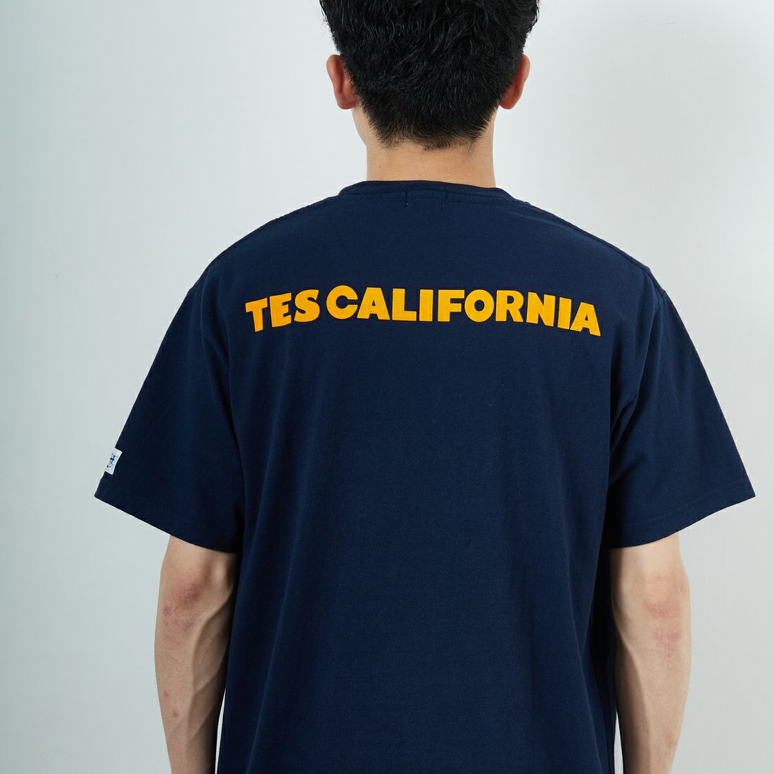 The Endless Summer [エンドレスサマー] 別注 ワンポイントBUHIフロッキープリントTシャツ [FH-25574516-JF] NAVY &&モデル身長：168cm 着用サイズ：L&&