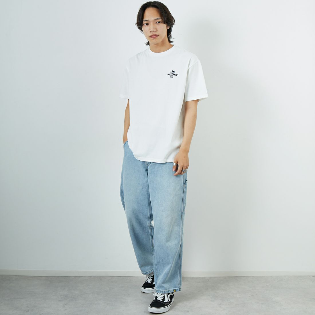 The Endless Summer [エンドレスサマー] 別注 ワンポイントBUHIフロッキープリントTシャツ [FH-25574516-JF] WHITE &&モデル身長：179cm 着用サイズ：XL&&