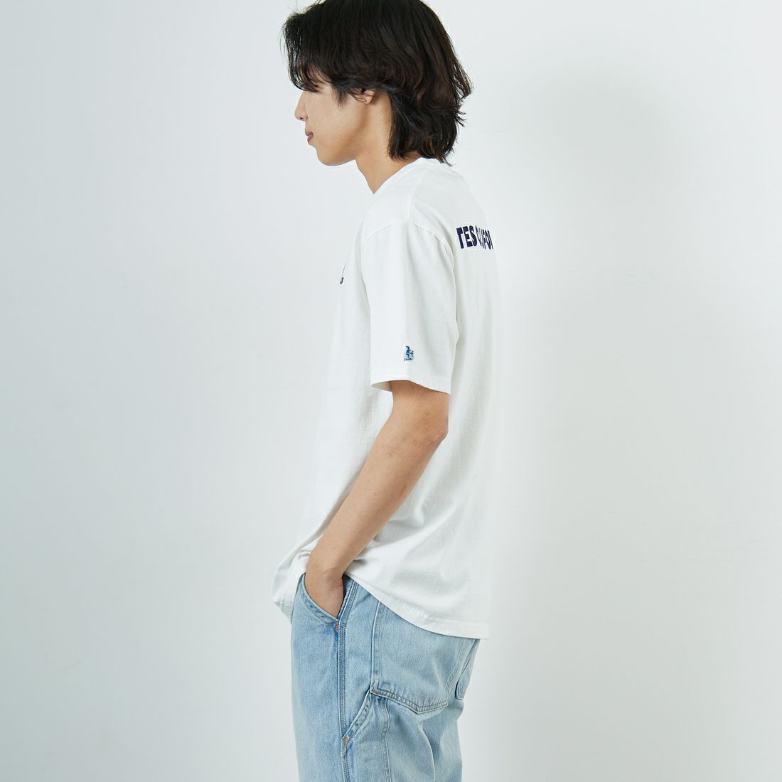 The Endless Summer [エンドレスサマー] 別注 ワンポイントBUHIフロッキープリントTシャツ [FH-25574516-JF] WHITE &&モデル身長：179cm 着用サイズ：XL&&
