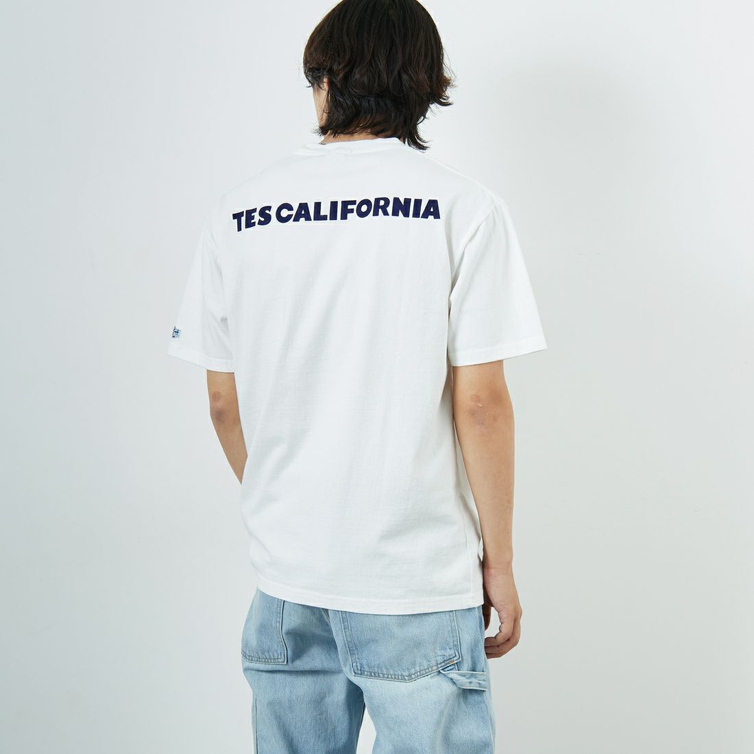The Endless Summer [エンドレスサマー] 別注 ワンポイントBUHIフロッキープリントTシャツ [FH-25574516-JF] WHITE &&モデル身長：179cm 着用サイズ：XL&&