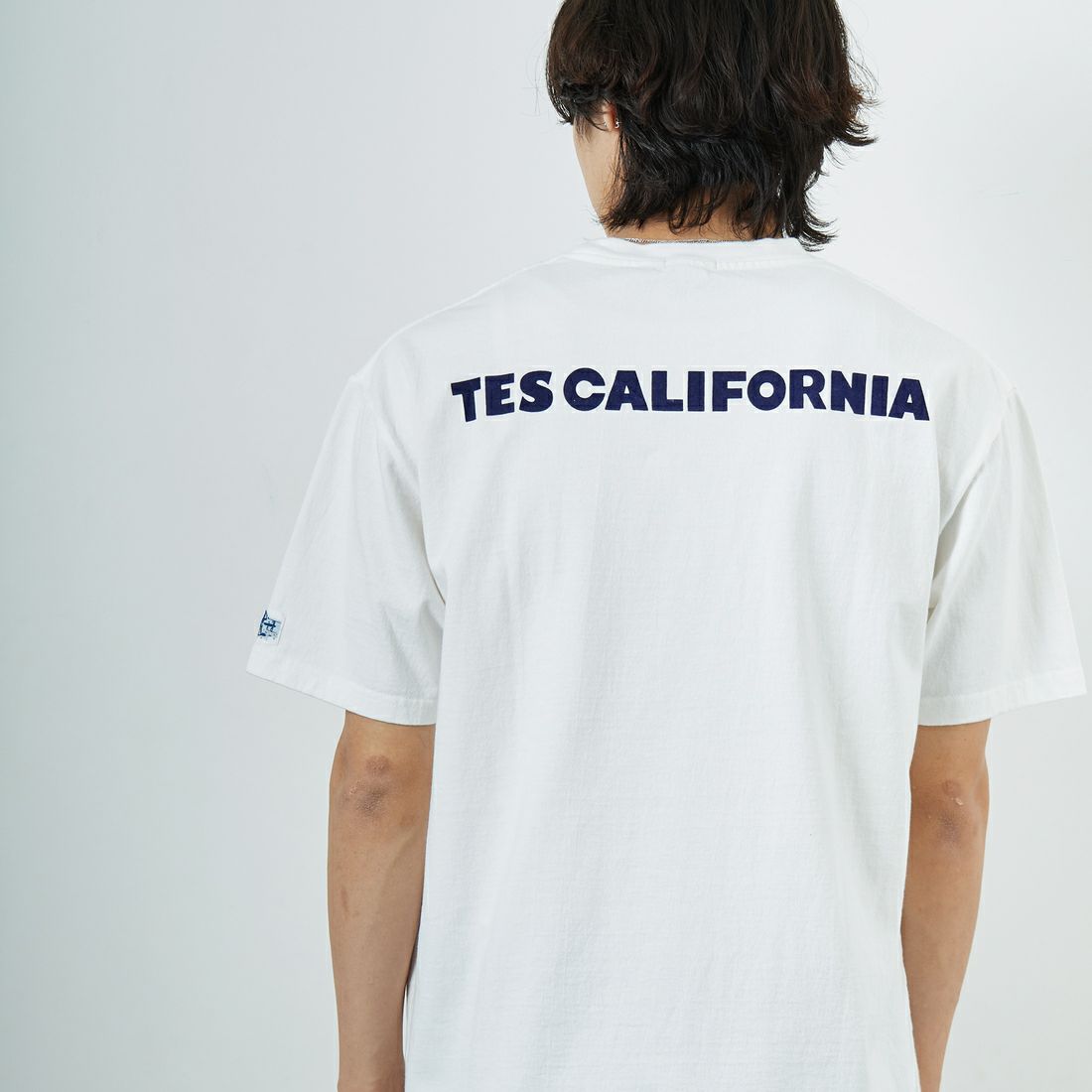 The Endless Summer [エンドレスサマー] 別注 ワンポイントBUHIフロッキープリントTシャツ [FH-25574516-JF] WHITE &&モデル身長：179cm 着用サイズ：XL&&