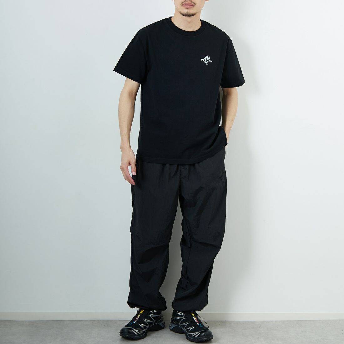 The Endless Summer [エンドレスサマー] 別注 ワンポイントBUHIフロッキープリントTシャツ [FH-25574516-JF] BLACK &&モデル身長：168cm 着用サイズ：M&&