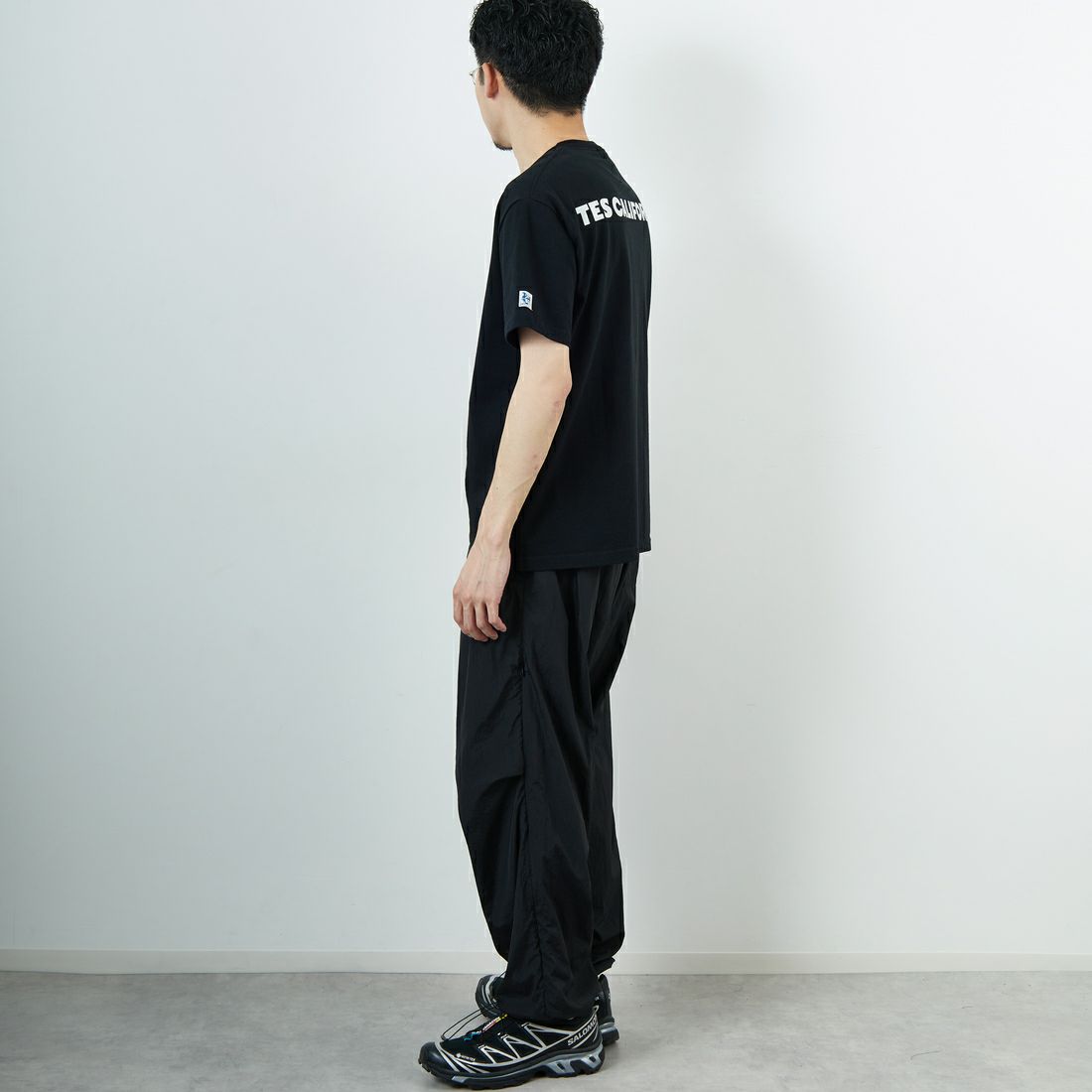 The Endless Summer [エンドレスサマー] 別注 ワンポイントBUHIフロッキープリントTシャツ [FH-25574516-JF] BLACK &&モデル身長：168cm 着用サイズ：M&&