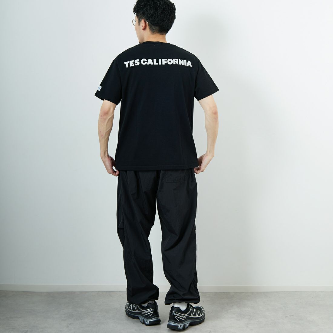 The Endless Summer [エンドレスサマー] 別注 ワンポイントBUHIフロッキープリントTシャツ [FH-25574516-JF] BLACK &&モデル身長：168cm 着用サイズ：M&&