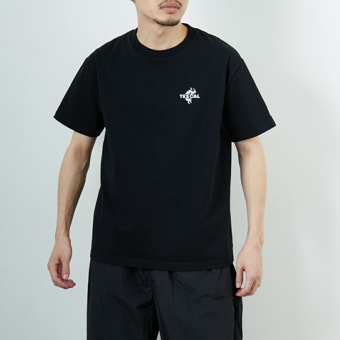 The Endless Summer [エンドレスサマー] 別注 ワンポイントBUHIフロッキープリントTシャツ [FH-25574516-JF] BLACK &&モデル身長：168cm 着用サイズ：M&&