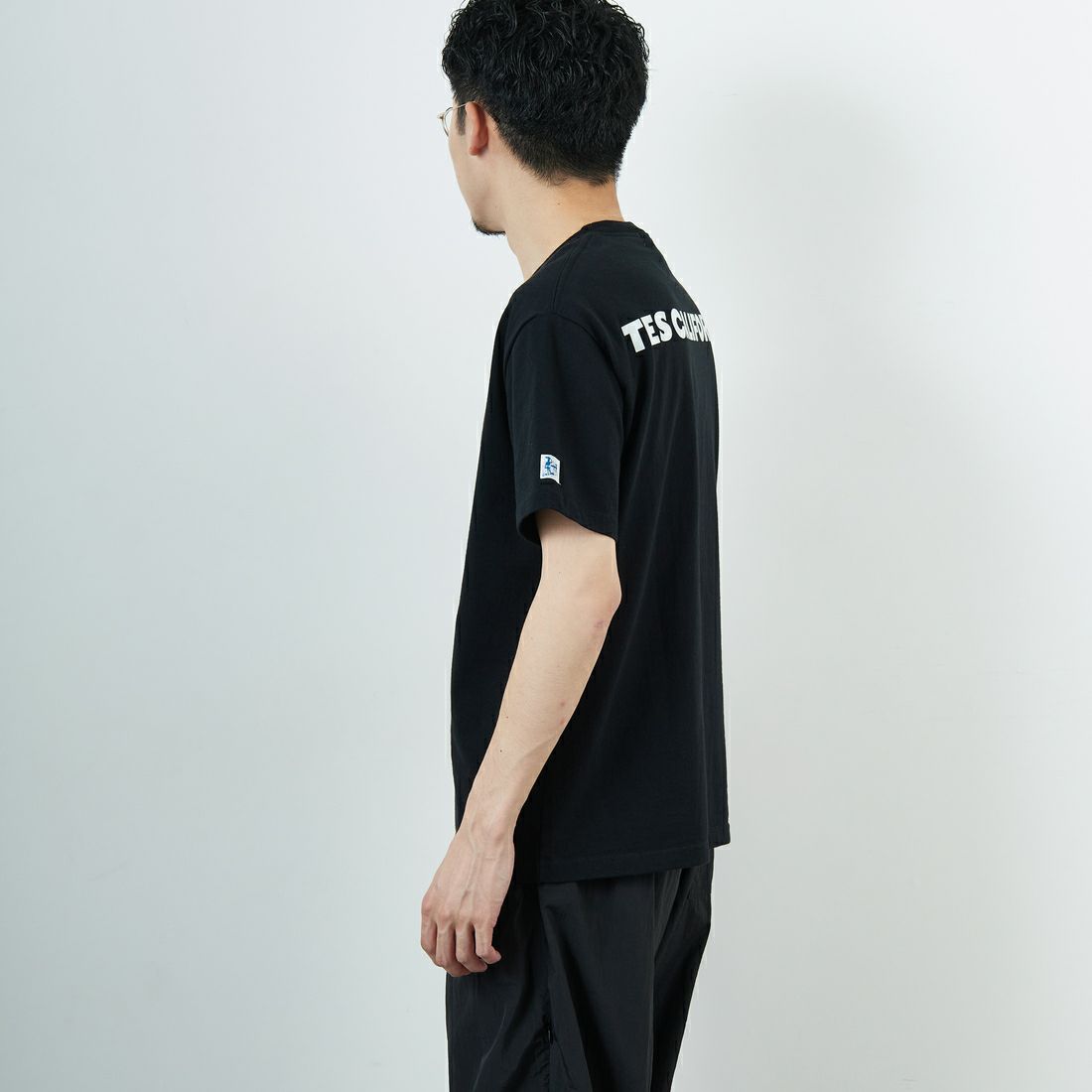 The Endless Summer [エンドレスサマー] 別注 ワンポイントBUHIフロッキープリントTシャツ [FH-25574516-JF] BLACK &&モデル身長：168cm 着用サイズ：M&&
