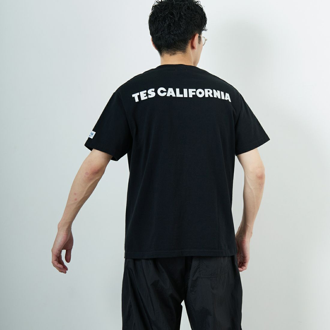 The Endless Summer [エンドレスサマー] 別注 ワンポイントBUHIフロッキープリントTシャツ [FH-25574516-JF] BLACK &&モデル身長：168cm 着用サイズ：M&&