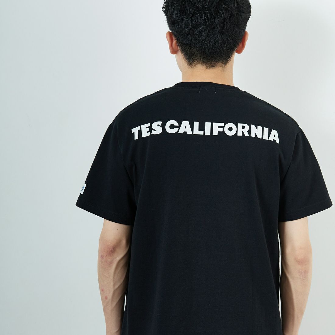 The Endless Summer [エンドレスサマー] 別注 ワンポイントBUHIフロッキープリントTシャツ [FH-25574516-JF] BLACK &&モデル身長：168cm 着用サイズ：M&&