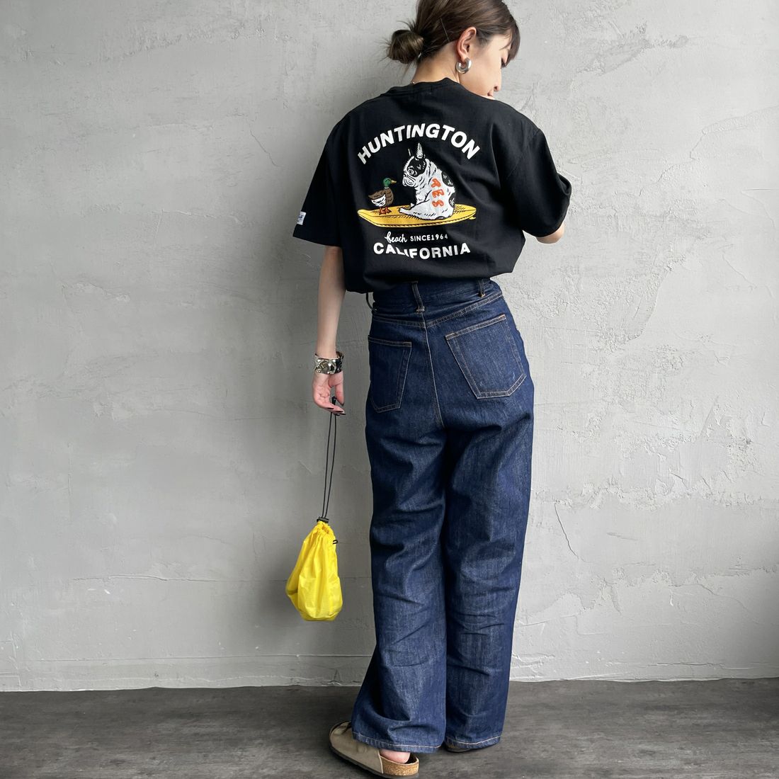 The Endless Summer [エンドレスサマー] 別注 BUHI HUNTINGTON バックプリントTシャツ [FH-25574515-JF] BLACK &&モデル身長：150cm 着用サイズ：S&&