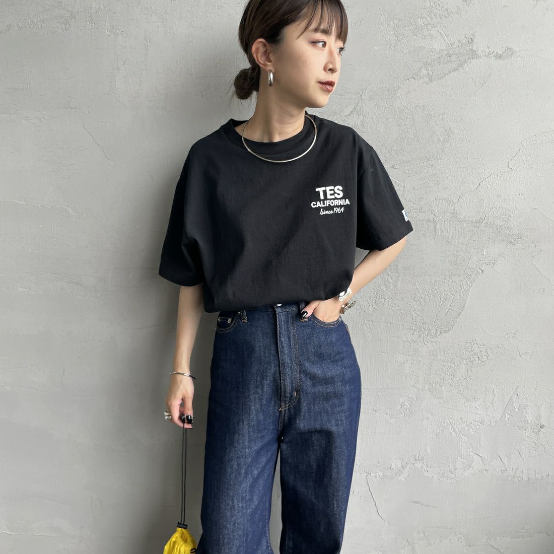 The Endless Summer [エンドレスサマー] 別注 BUHI HUNTINGTON バックプリントTシャツ [FH-25574515-JF] BLACK &&モデル身長：150cm 着用サイズ：S&&