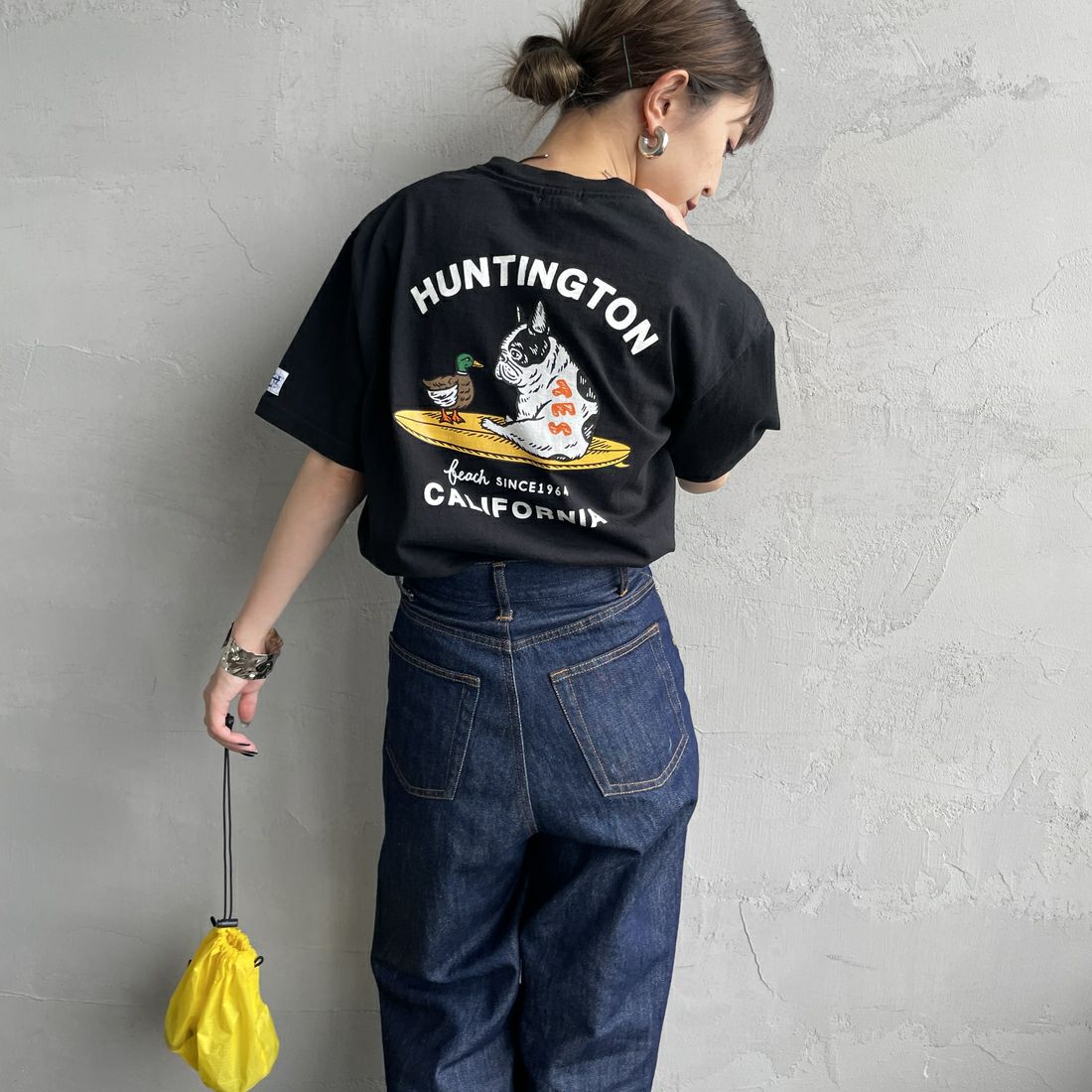 The Endless Summer [エンドレスサマー] 別注 BUHI HUNTINGTON バックプリントTシャツ [FH-25574515-JF] BLACK &&モデル身長：150cm 着用サイズ：S&&