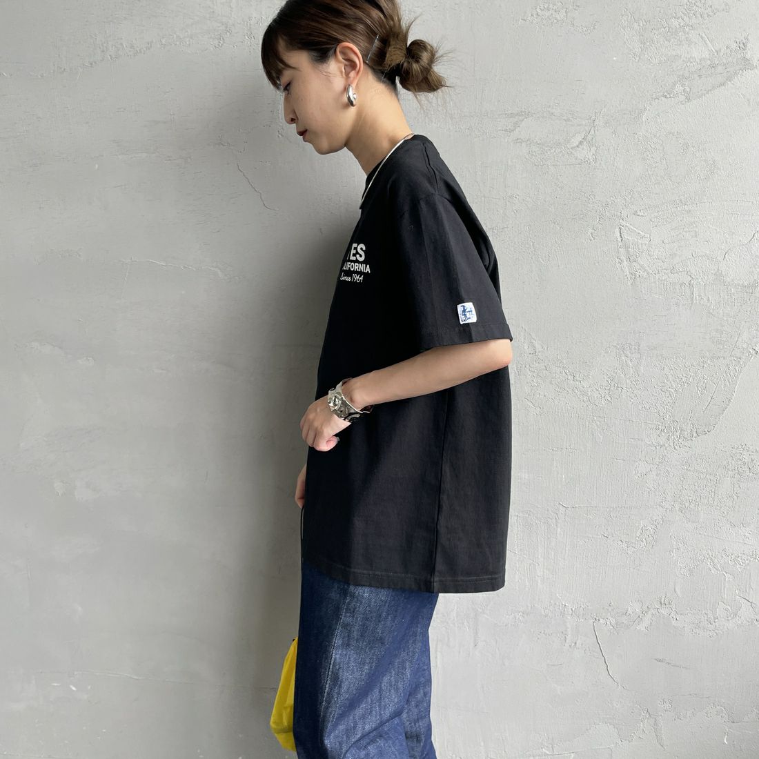 The Endless Summer [エンドレスサマー] 別注 BUHI HUNTINGTON バックプリントTシャツ [FH-25574515-JF] BLACK &&モデル身長：150cm 着用サイズ：S&&