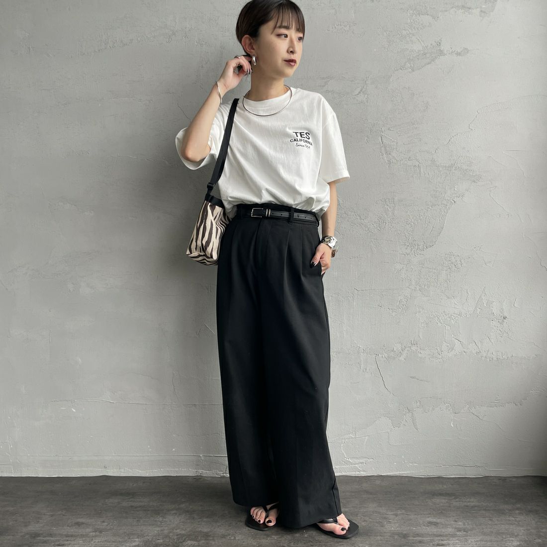 The Endless Summer [エンドレスサマー] 別注 BUHI HUNTINGTON バックプリントTシャツ [FH-25574515-JF] WHITE &&モデル身長：150cm 着用サイズ：S&&