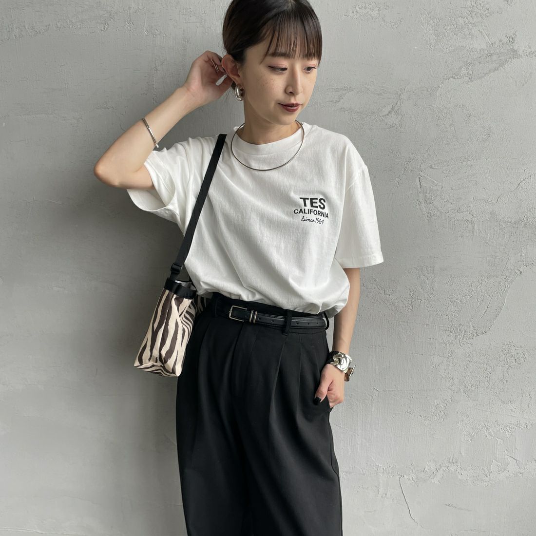 The Endless Summer [エンドレスサマー] 別注 BUHI HUNTINGTON バックプリントTシャツ [FH-25574515-JF] WHITE &&モデル身長：150cm 着用サイズ：S&&