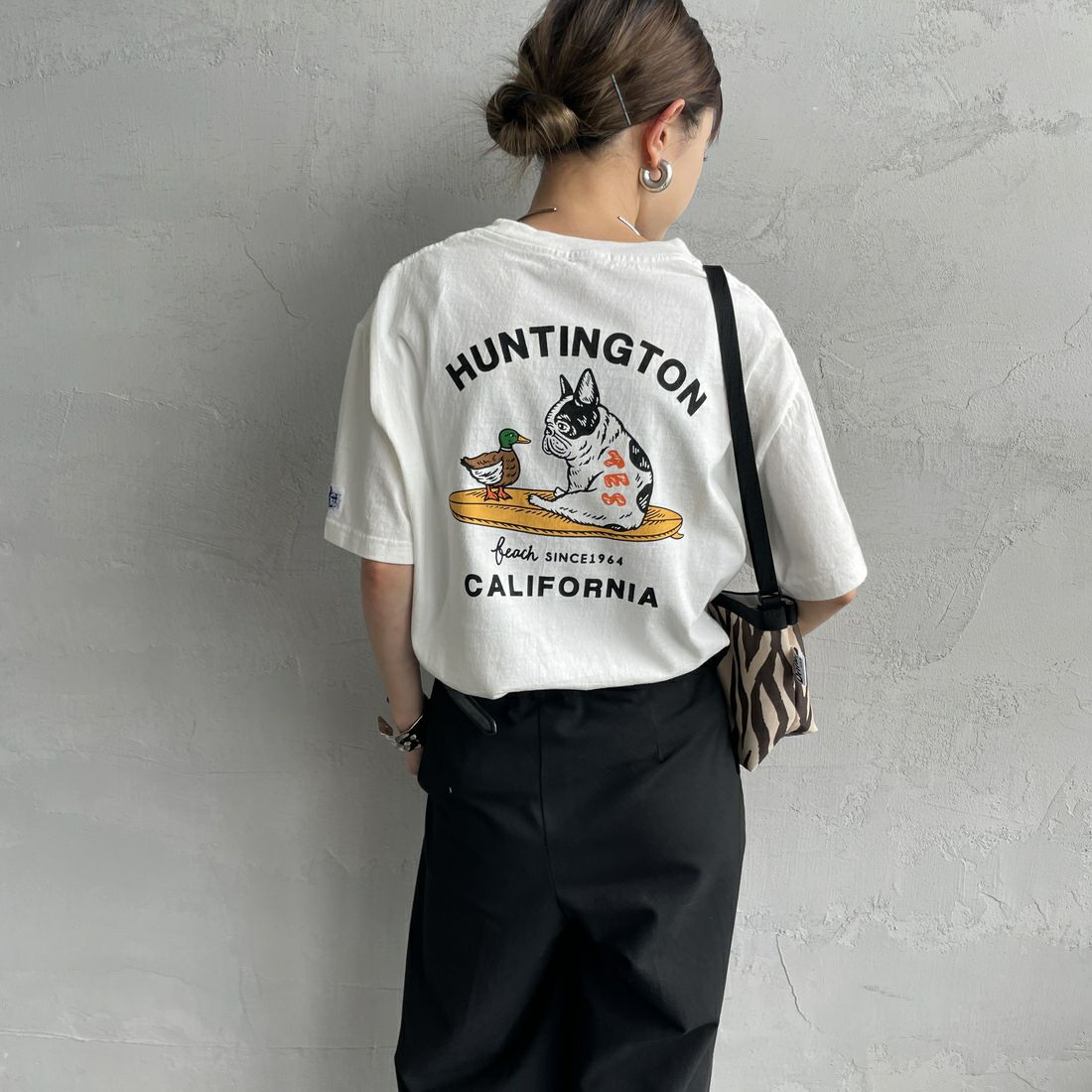 The Endless Summer [エンドレスサマー] 別注 BUHI HUNTINGTON バックプリントTシャツ [FH-25574515-JF] WHITE &&モデル身長：150cm 着用サイズ：S&&