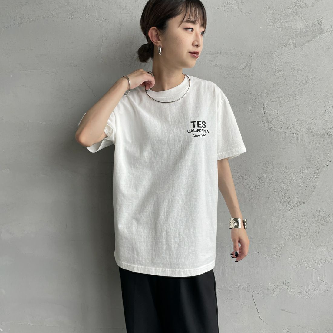 The Endless Summer [エンドレスサマー] 別注 BUHI HUNTINGTON バックプリントTシャツ [FH-25574515-JF] WHITE &&モデル身長：150cm 着用サイズ：S&&