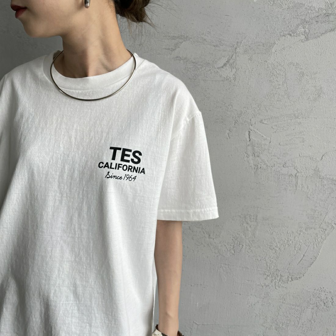 The Endless Summer [エンドレスサマー] 別注 BUHI HUNTINGTON バックプリントTシャツ [FH-25574515-JF] WHITE &&モデル身長：150cm 着用サイズ：S&&