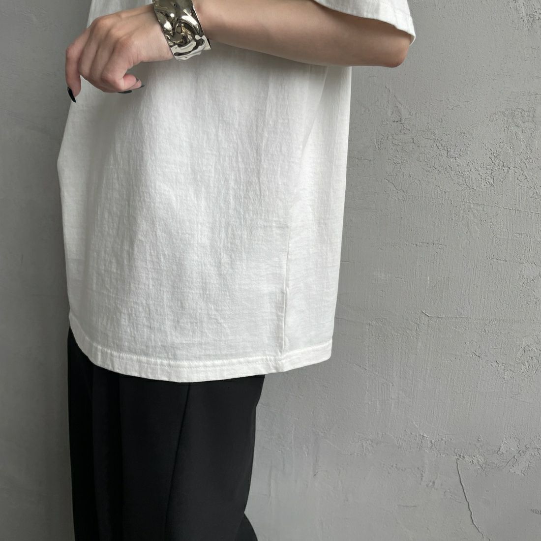 The Endless Summer [エンドレスサマー] 別注 BUHI HUNTINGTON バックプリントTシャツ [FH-25574515-JF] WHITE &&モデル身長：150cm 着用サイズ：S&&