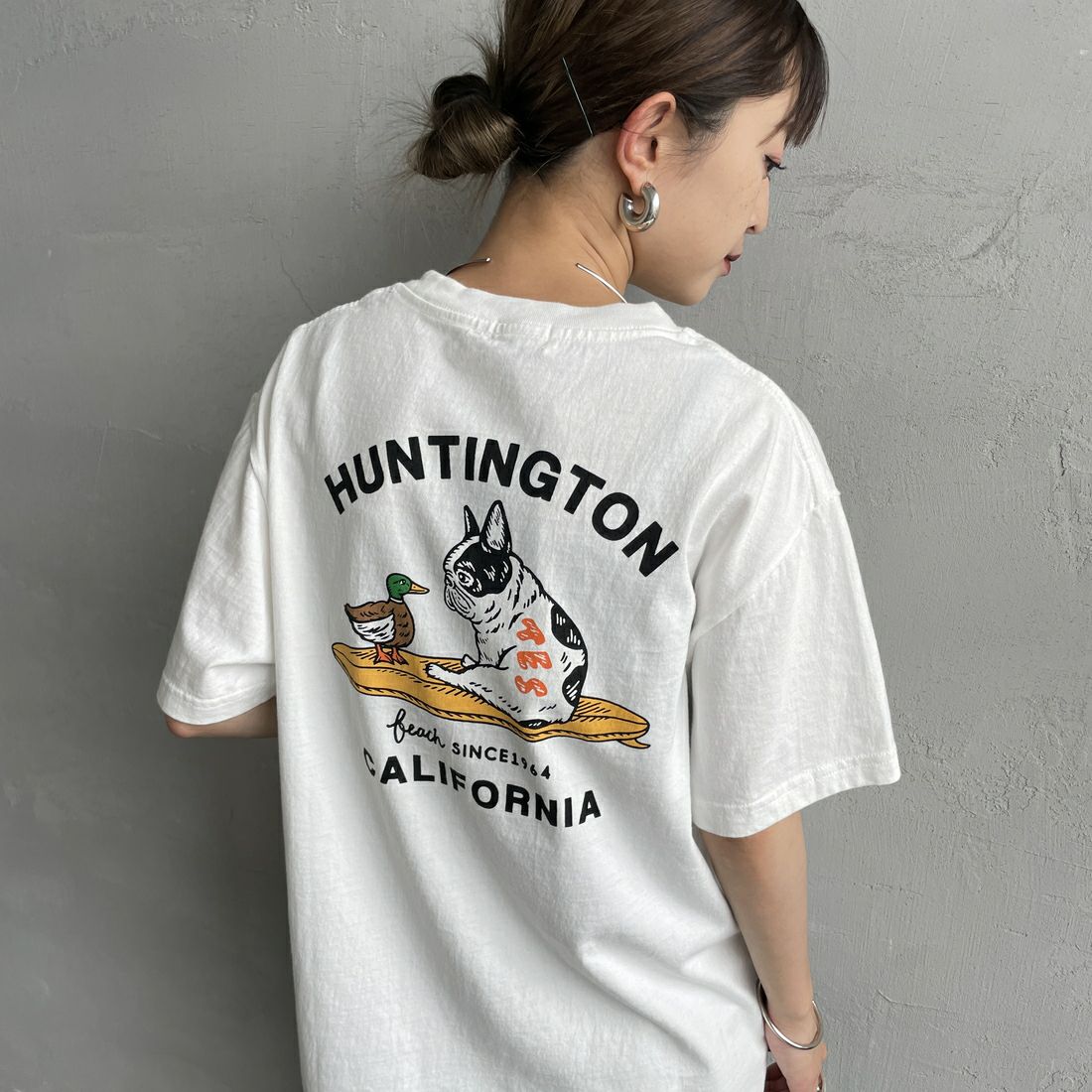 The Endless Summer [エンドレスサマー] 別注 BUHI HUNTINGTON バックプリントTシャツ [FH-25574515-JF] WHITE &&モデル身長：150cm 着用サイズ：S&&