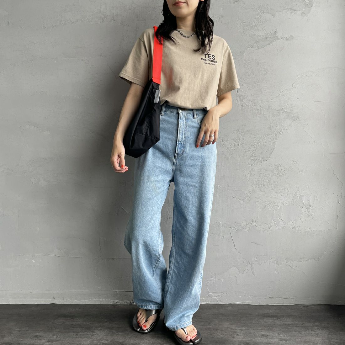 The Endless Summer [エンドレスサマー] 別注 BUHI HUNTINGTON バックプリントTシャツ [FH-25574515-JF] BEIGE &&モデル身長：160cm 着用サイズ：S&&
