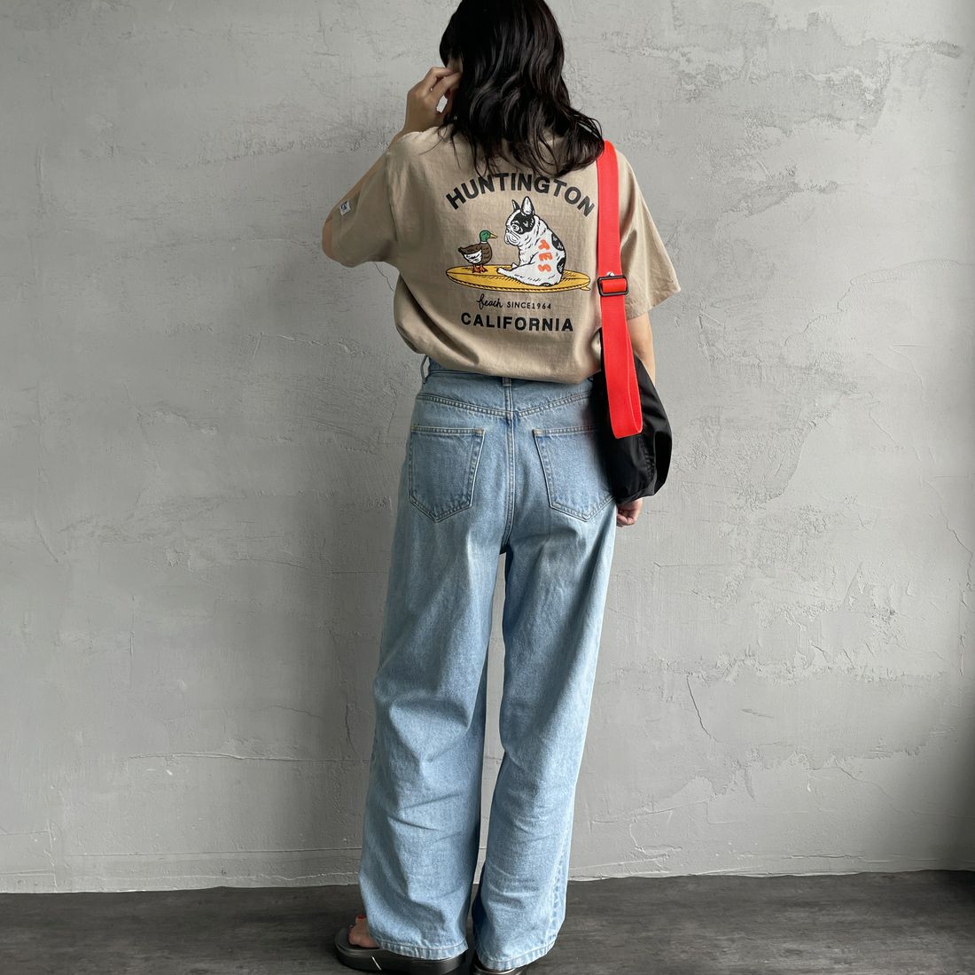 The Endless Summer [エンドレスサマー] 別注 BUHI HUNTINGTON バックプリントTシャツ [FH-25574515-JF] BEIGE &&モデル身長：160cm 着用サイズ：S&&