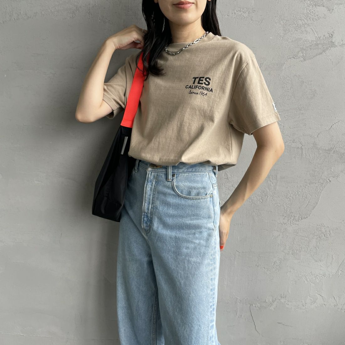 The Endless Summer [エンドレスサマー] 別注 BUHI HUNTINGTON バックプリントTシャツ [FH-25574515-JF] BEIGE &&モデル身長：160cm 着用サイズ：S&&